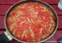 A nice meal made of pasta and tomato sauce.